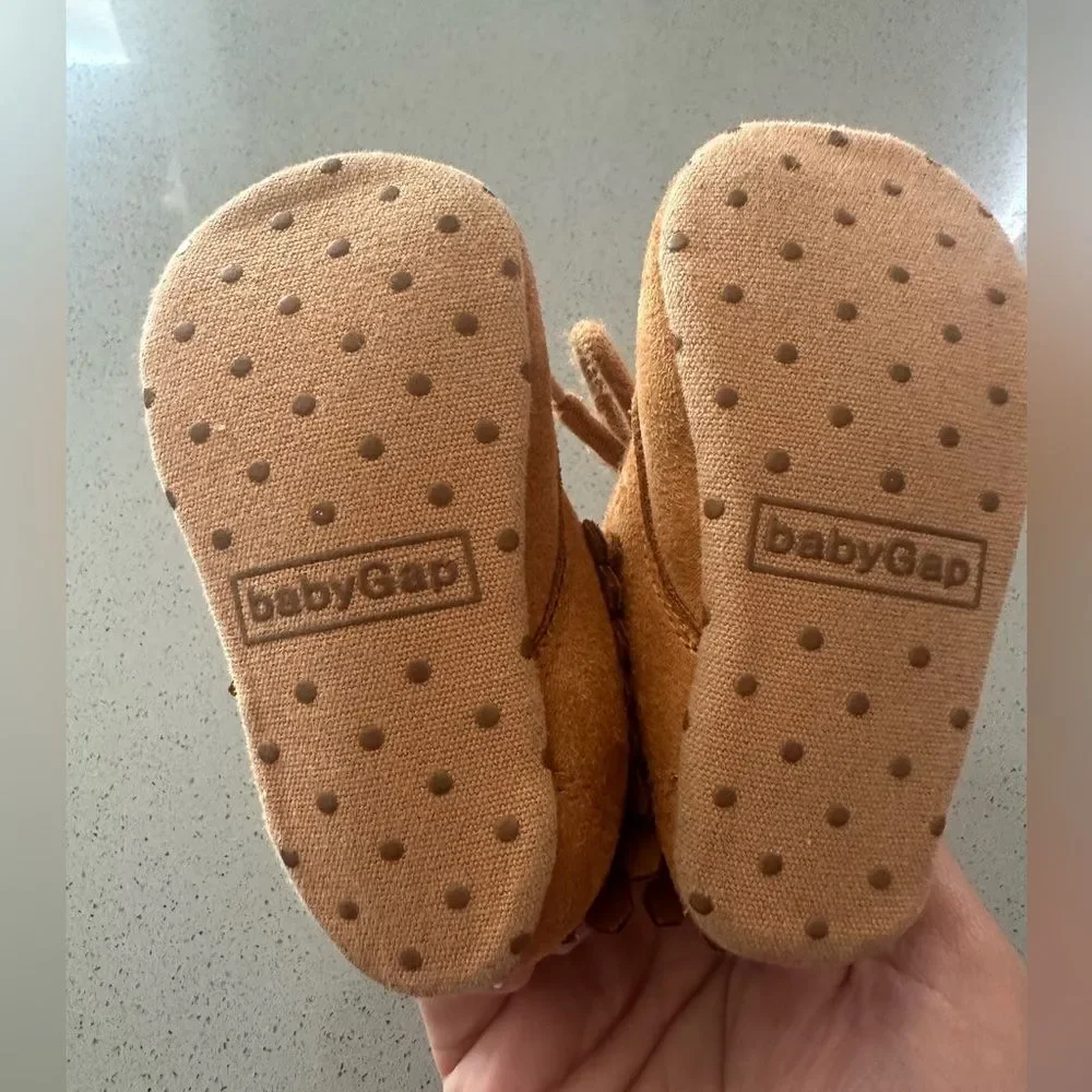 Baby Gap suede dessert camel fringe lace up moccasin booties size 6-12 months